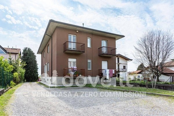 appartamento in vendita a Gavirate in zona Oltrona al Lago