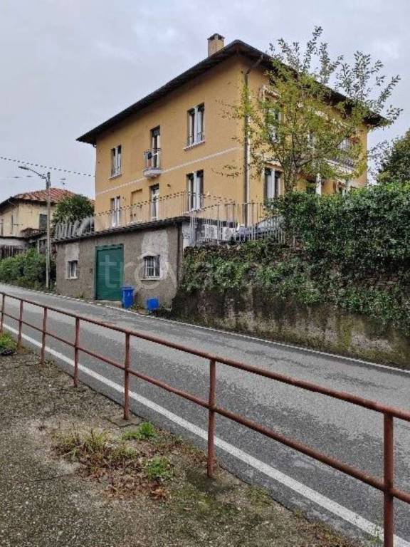 casa indipendente in vendita a Gavirate in zona Oltrona al Lago