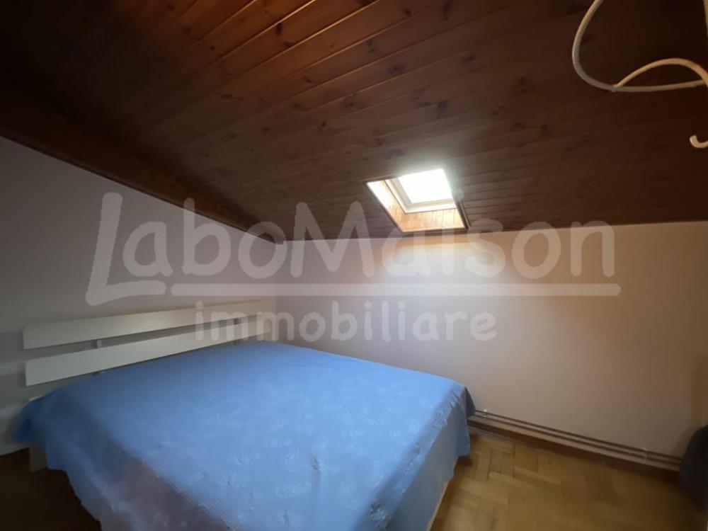 appartamento in vendita a Gavirate in zona Voltorre