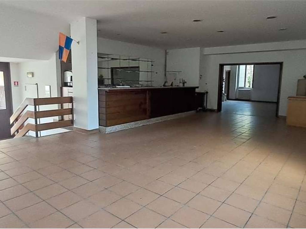 negozio in vendita a Gavirate in zona Voltorre