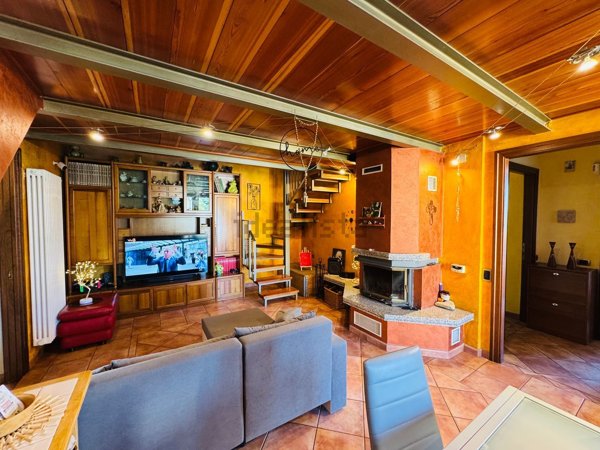 appartamento in vendita a Gavirate in zona Oltrona al Lago