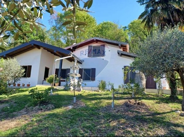 casa indipendente in vendita a Gavirate