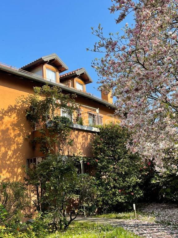 casa indipendente in vendita a Gavirate