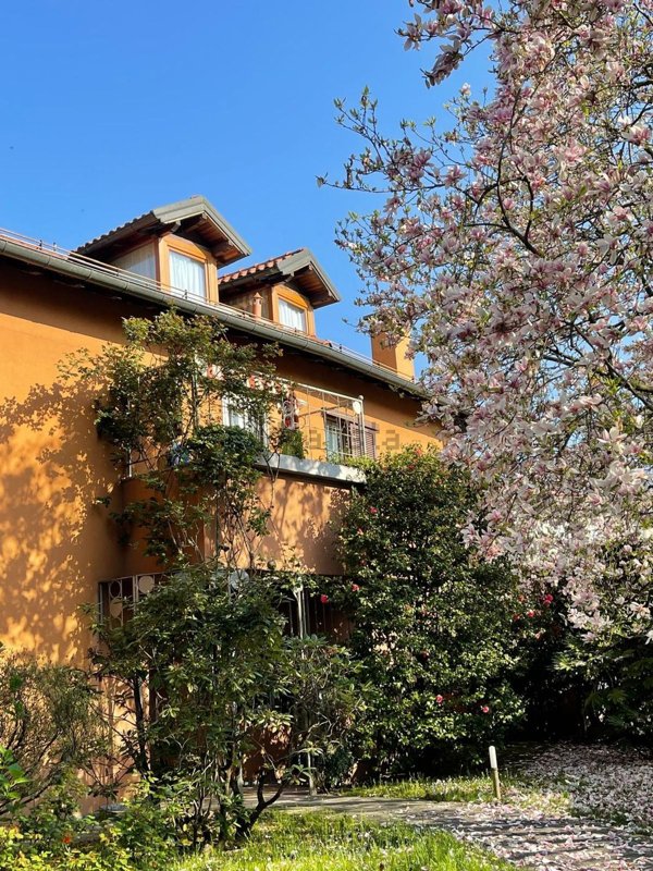 casa indipendente in vendita a Gavirate