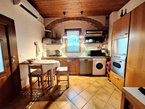 appartamento in vendita a Gavirate in zona Voltorre