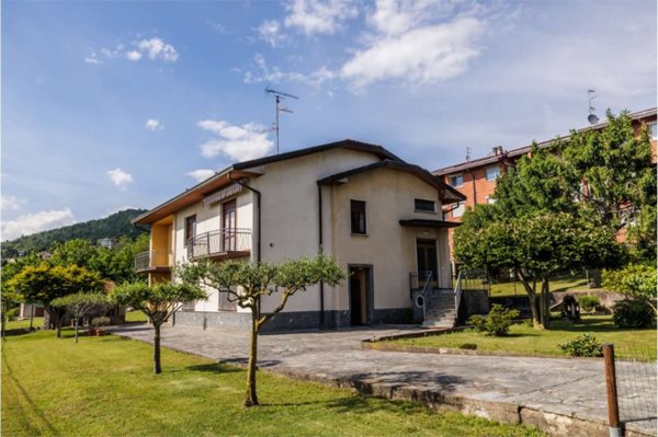 casa indipendente in vendita a Gavirate in zona Voltorre