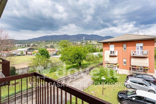 appartamento in vendita a Gavirate in zona Oltrona al Lago