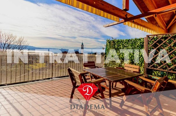 appartamento in vendita a Gavirate in zona Oltrona al Lago