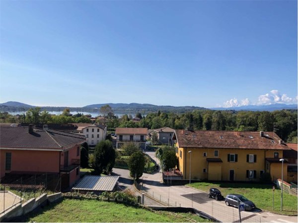 casa indipendente in vendita a Gavirate in zona Oltrona al Lago