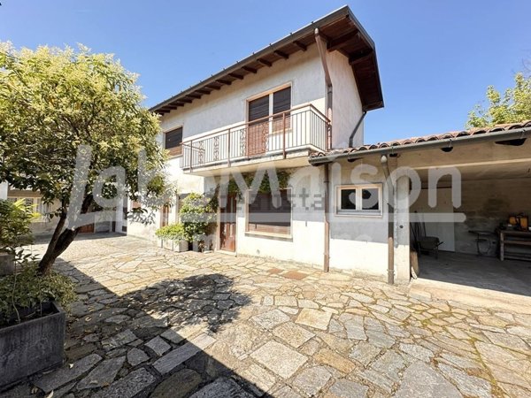 casa indipendente in vendita a Gavirate