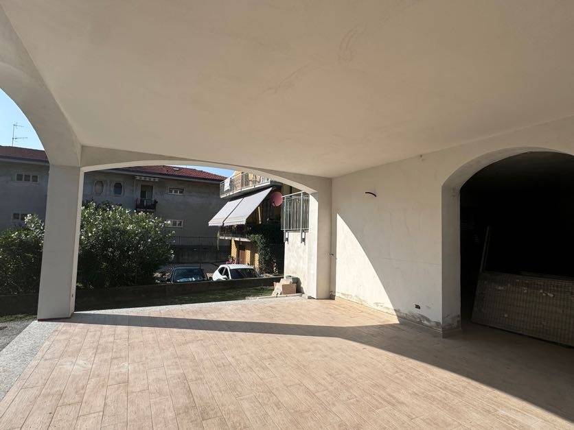 appartamento in vendita a Gavirate in zona Voltorre