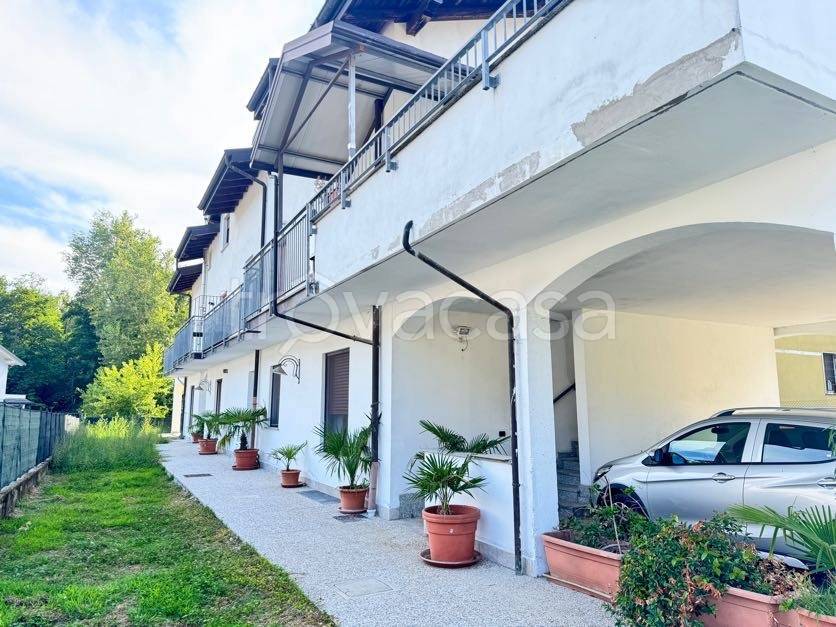 appartamento in vendita a Gavirate in zona Voltorre