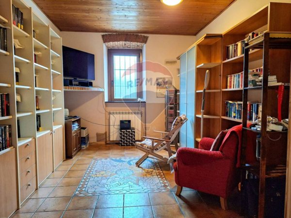 appartamento in vendita a Gavirate in zona Voltorre