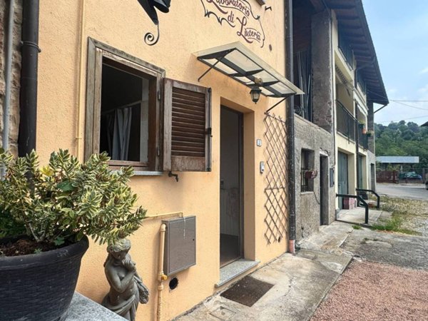 appartamento in vendita a Gavirate in zona Voltorre