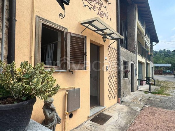appartamento in vendita a Gavirate in zona Voltorre