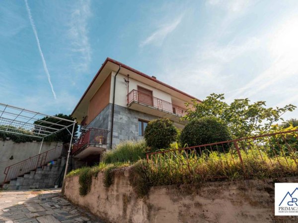 casa indipendente in vendita a Gavirate