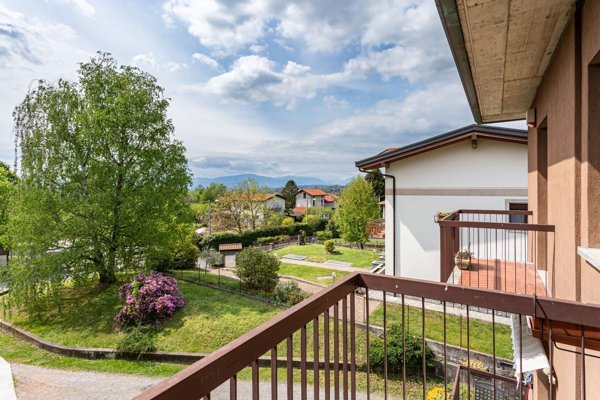 appartamento in vendita a Gavirate in zona Oltrona al Lago