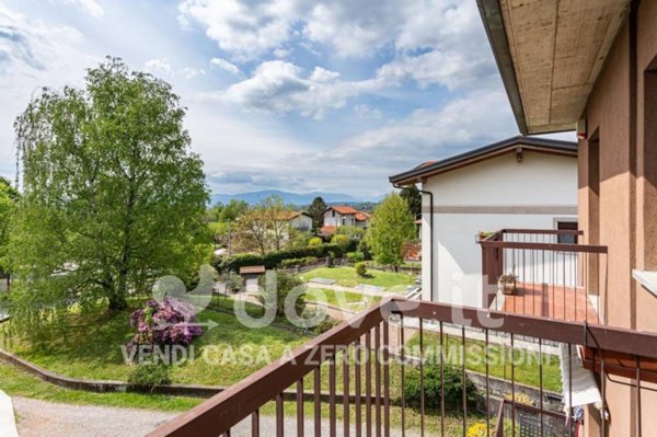 appartamento in vendita a Gavirate in zona Oltrona al Lago