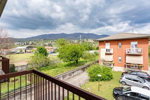 appartamento in vendita a Gavirate in zona Oltrona al Lago