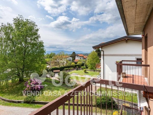 appartamento in vendita a Gavirate in zona Oltrona al Lago