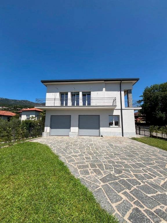 casa indipendente in vendita a Gavirate in zona Voltorre