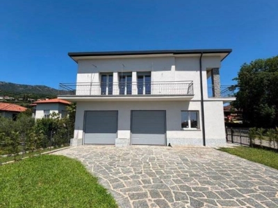 casa indipendente in vendita a Gavirate in zona Voltorre