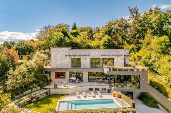 casa indipendente in vendita a Gavirate