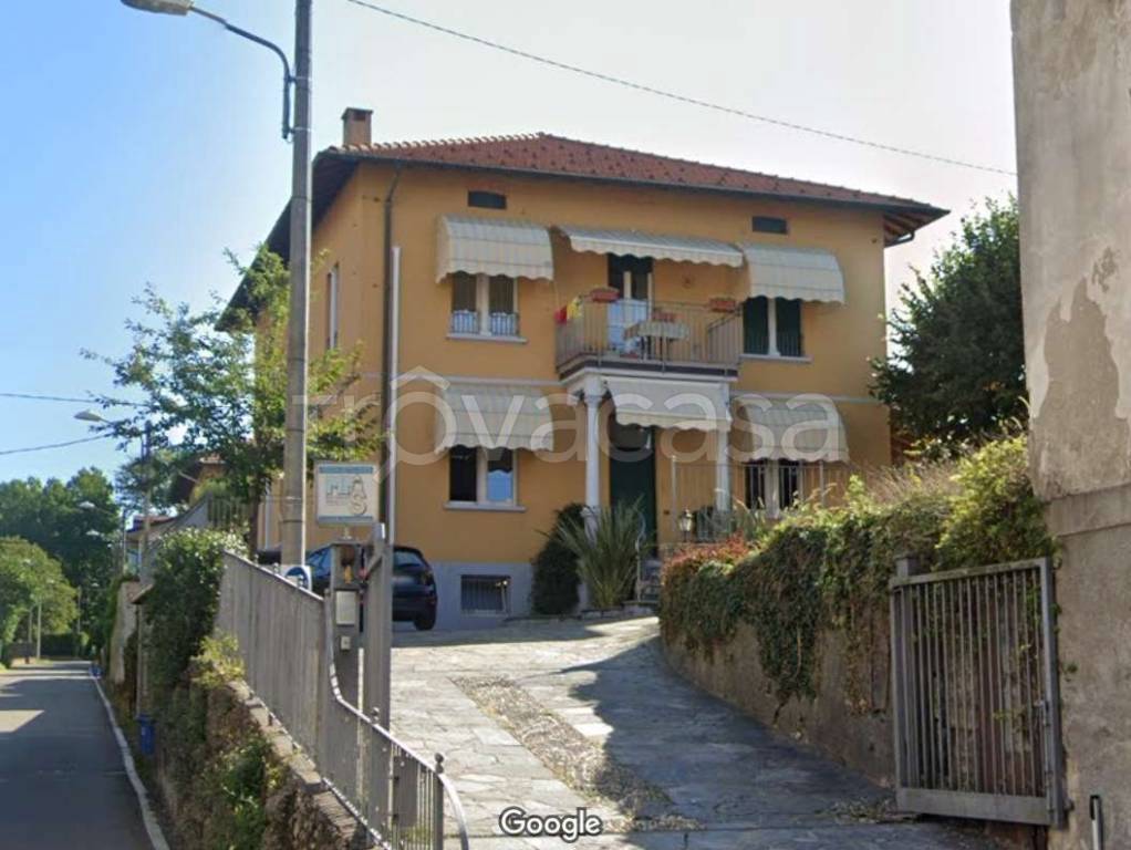 casa indipendente in vendita a Gavirate