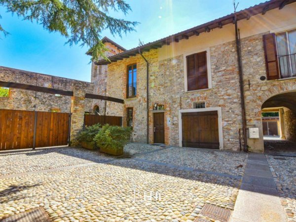 appartamento in vendita a Gavirate in zona Voltorre