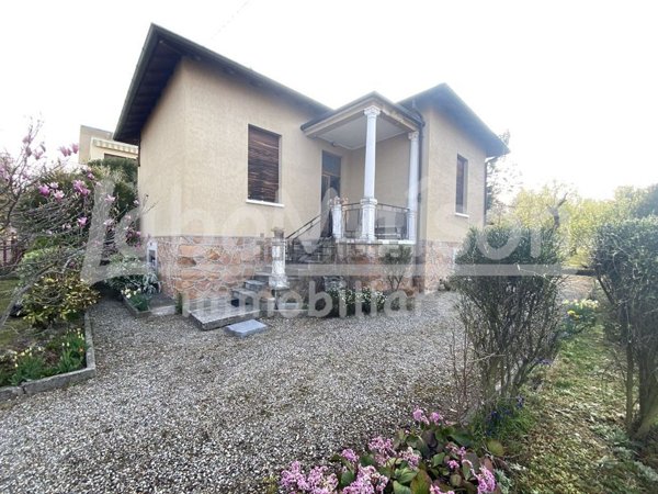 casa indipendente in vendita a Gavirate in zona Oltrona al Lago