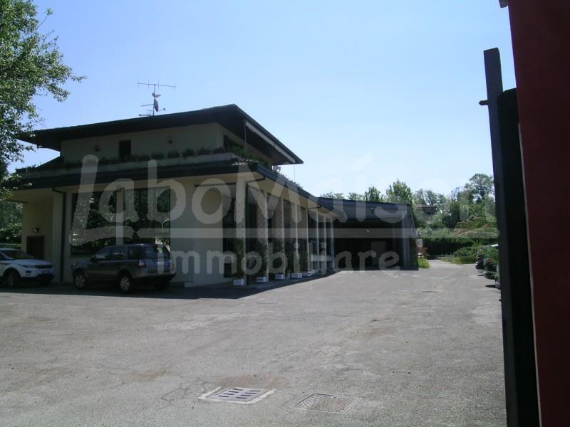 capannone in vendita a Gavirate in zona Oltrona al Lago