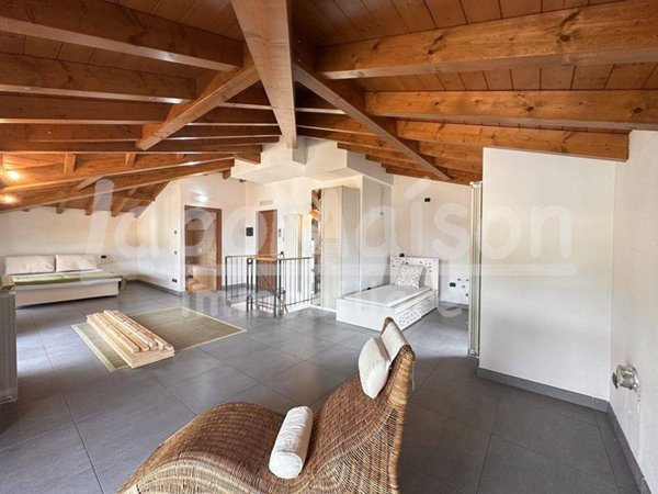 appartamento in vendita a Gavirate in zona Oltrona al Lago