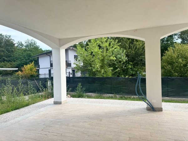 appartamento in vendita a Gavirate in zona Voltorre