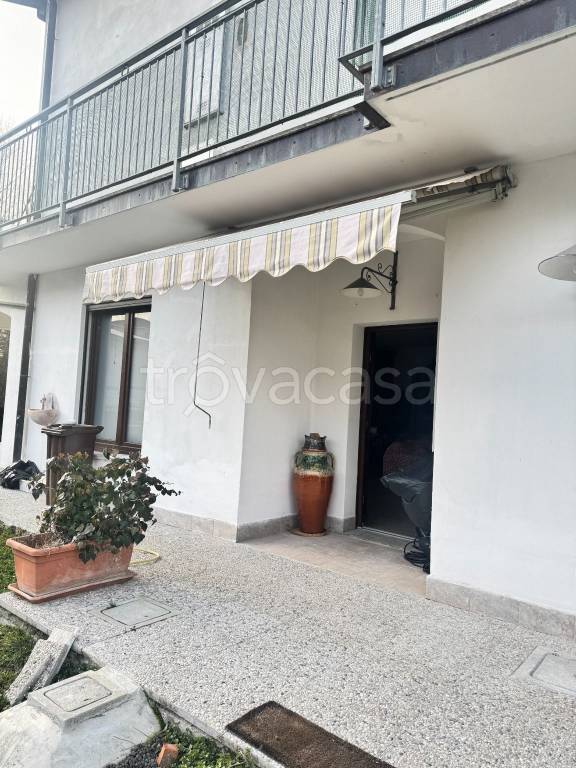 appartamento in vendita a Gavirate in zona Voltorre