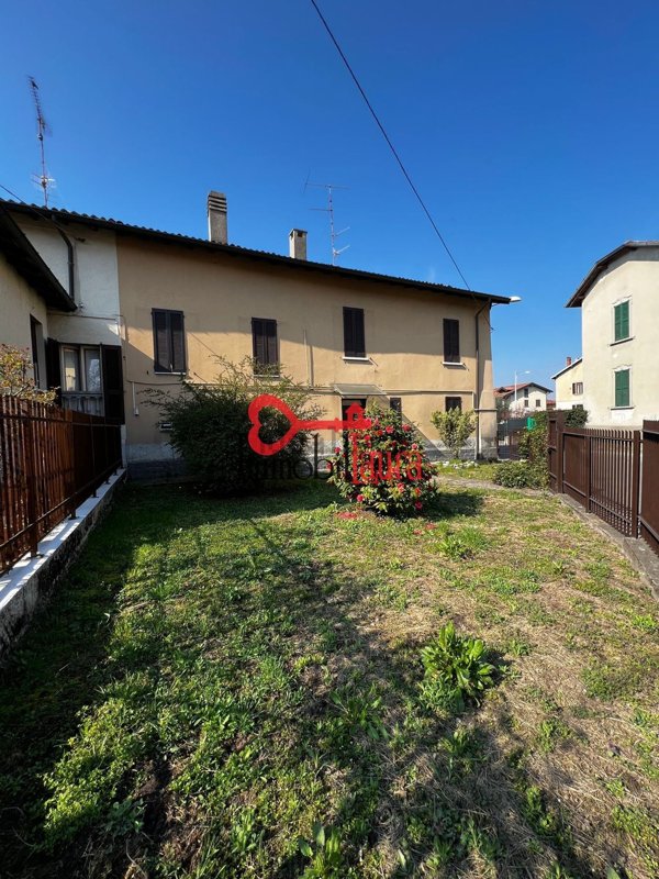 casa semindipendente in vendita a Gavirate in zona Voltorre