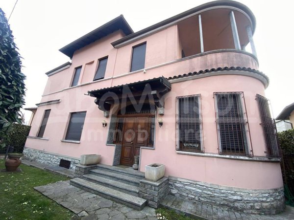 casa indipendente in vendita a Gavirate