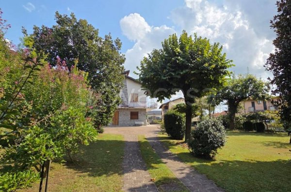 casa indipendente in vendita a Gavirate in zona Oltrona al Lago