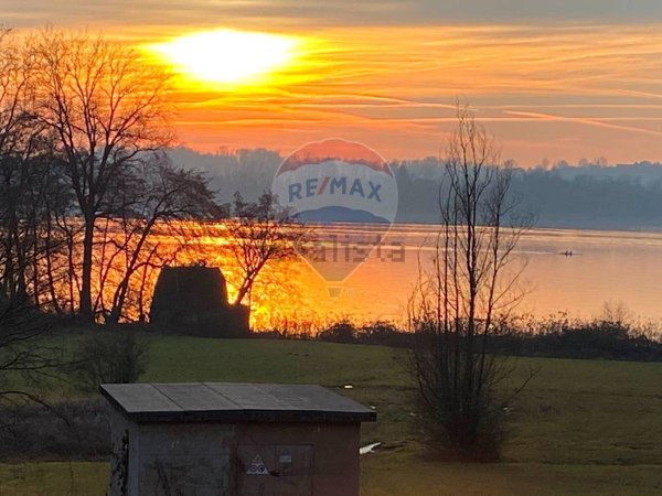 appartamento in vendita a Gavirate in zona Voltorre