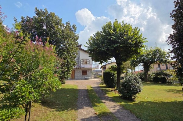 appartamento in vendita a Gavirate in zona Oltrona al Lago