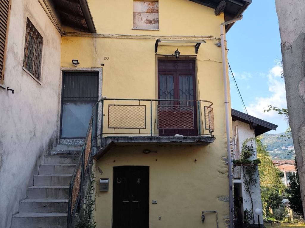 casa indipendente in vendita a Gavirate