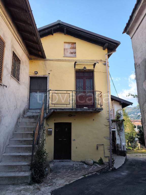 casa indipendente in vendita a Gavirate