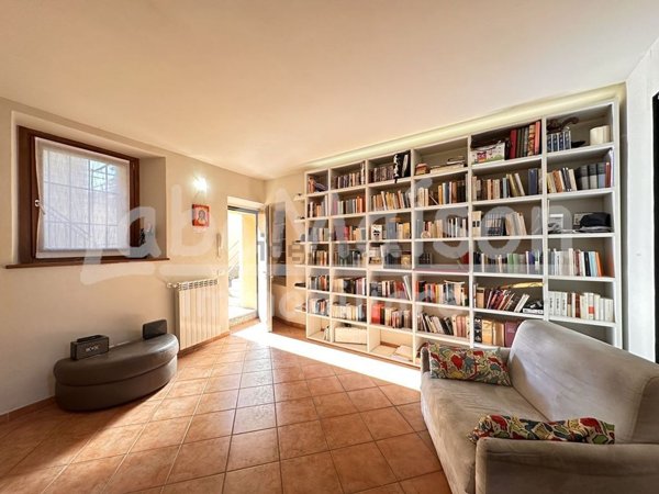 appartamento in vendita a Gavirate in zona Oltrona al Lago