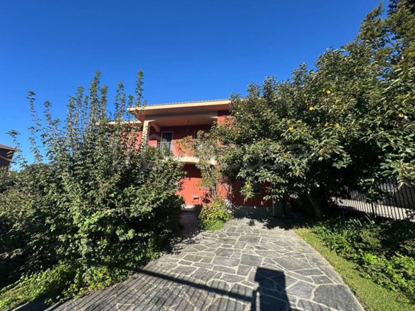 casa indipendente in vendita a Gavirate