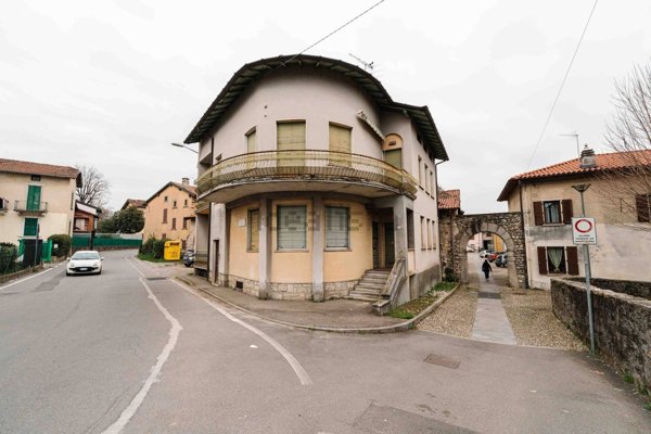casa indipendente in vendita a Gavirate
