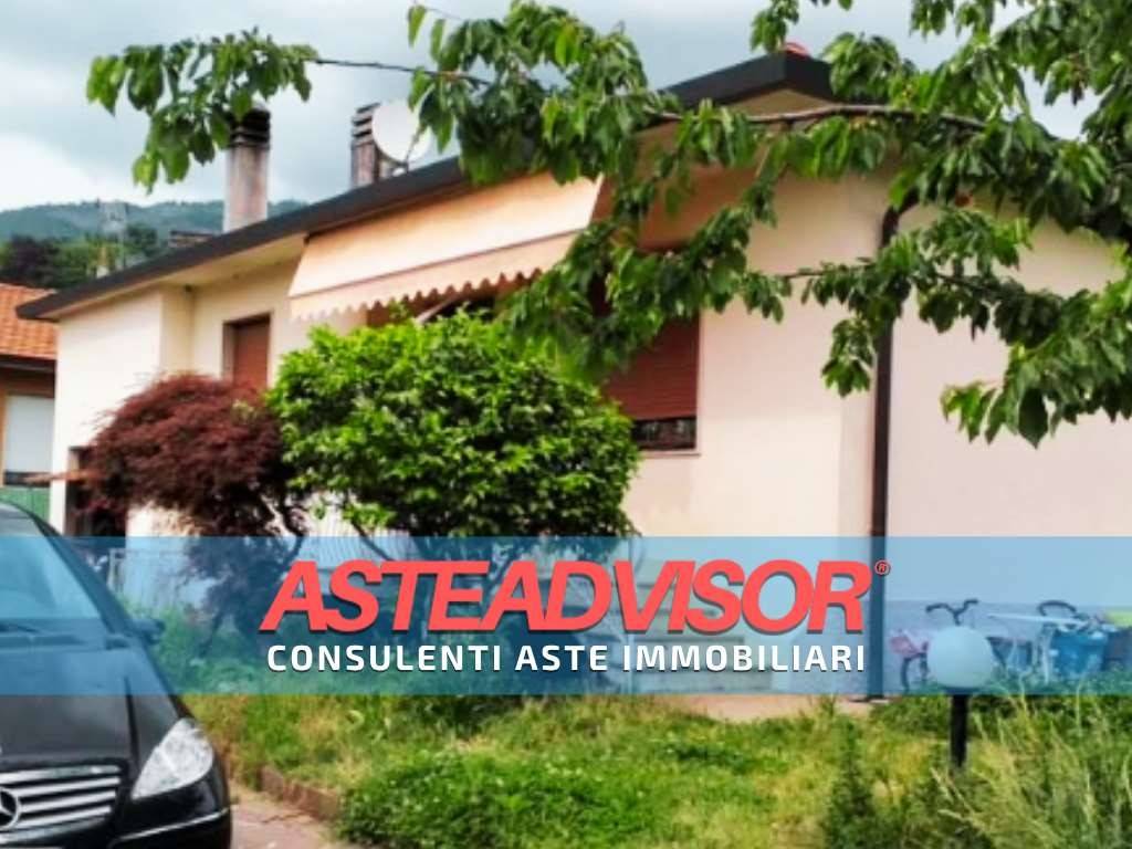 casa indipendente in vendita a Gavirate
