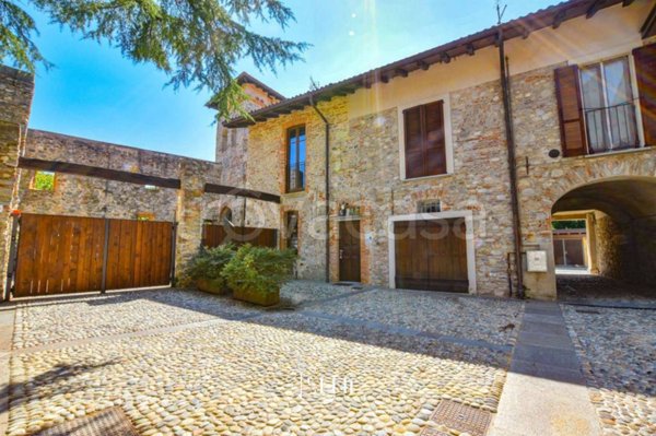 appartamento in vendita a Gavirate in zona Voltorre