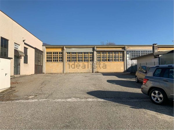 capannone in vendita a Gavirate in zona Oltrona al Lago