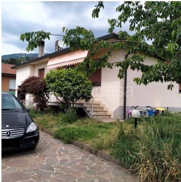 casa indipendente in vendita a Gavirate