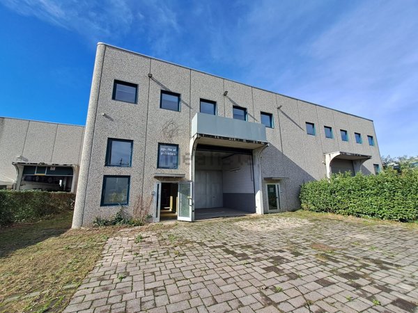 capannone in vendita a Gavirate