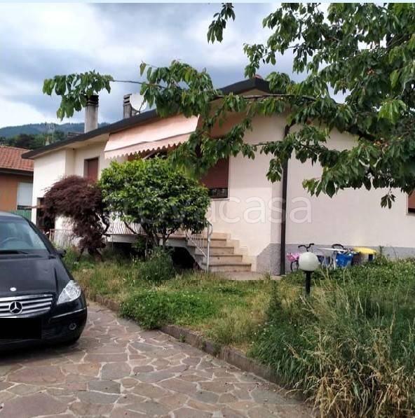 casa indipendente in vendita a Gavirate in zona Voltorre